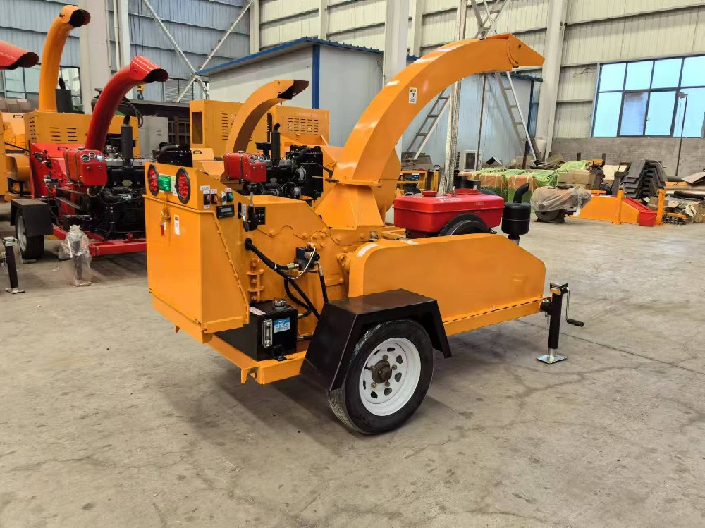 What are the factors for choosing a mobile wood chipper?